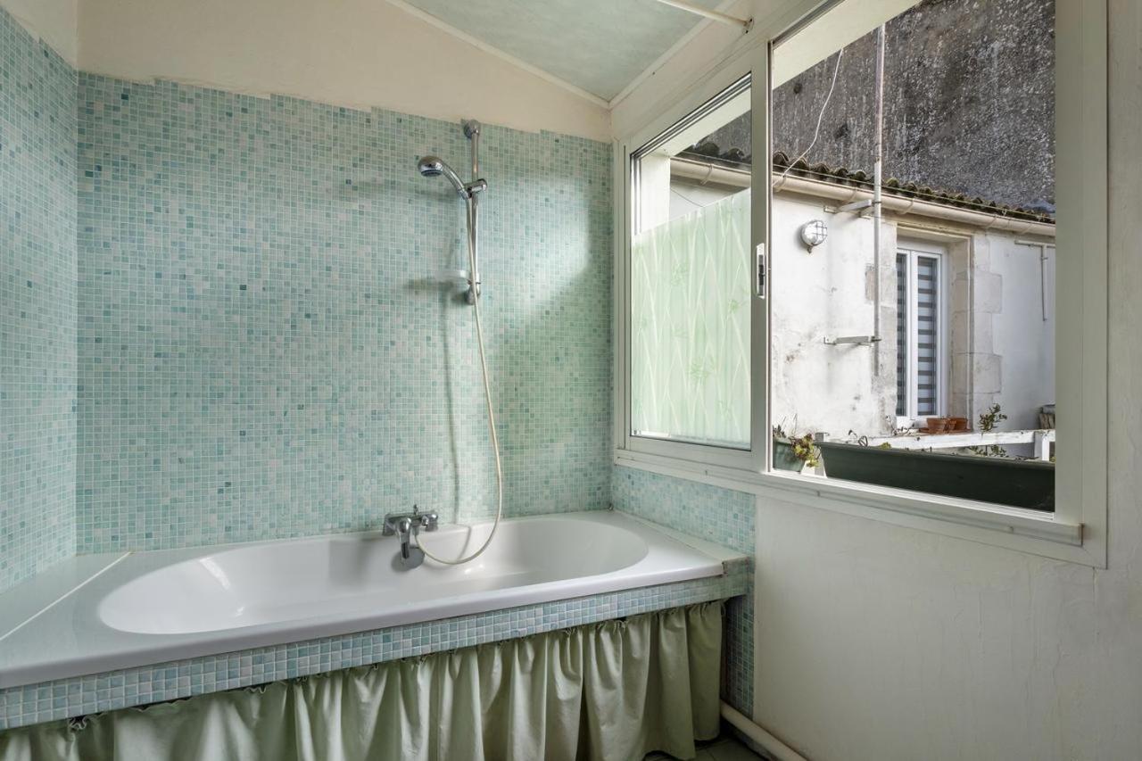 Appartement Les Volets Bleus T3 de 80 m2 patio privatif à Rochefort-sur-Mer Extérieur photo